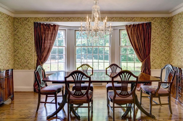 Log Cabin Drive, 24_dining room.jpg